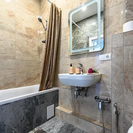 1к нова у центрі міста, з балконом у новому жк Fainorent Apartmán Oděsa