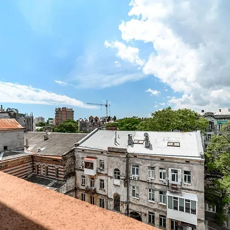 1к нова у центрі міста, з балконом у новому жк Fainorent Apartmán Oděsa