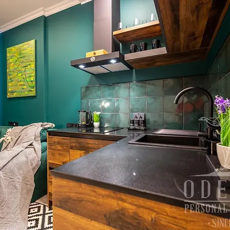 1к нова у центрі міста, з балконом у новому жк Fainorent Apartmán Oděsa
